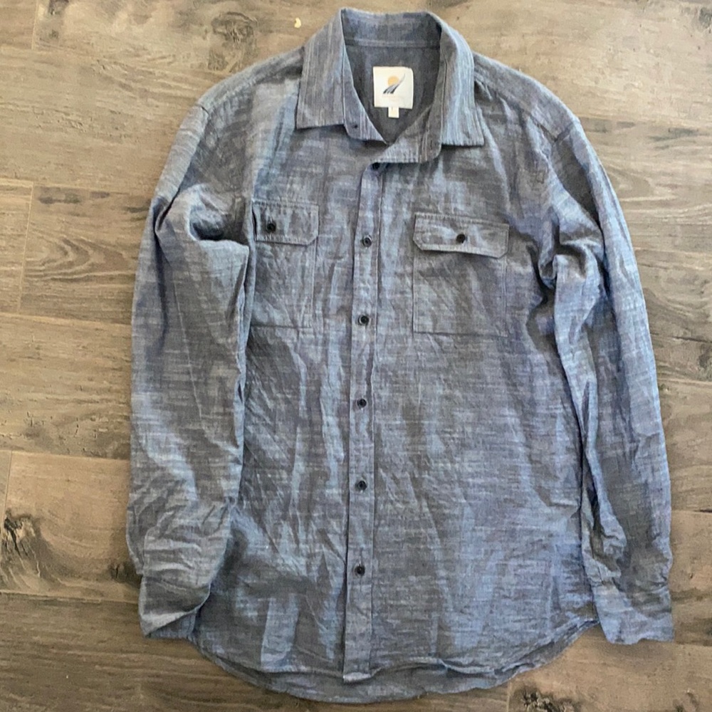 Men’s button down denim long sleeve shirt. Size L